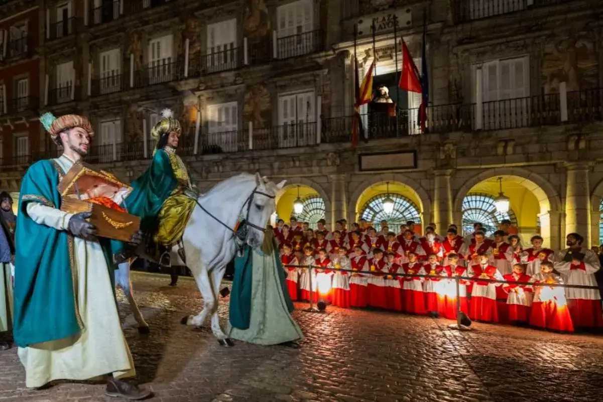 Desfile de Reyes Magos a caballo, con un coro infantil cantando. As&iacute; se celebra la Navidad en la Plaza Mayor.