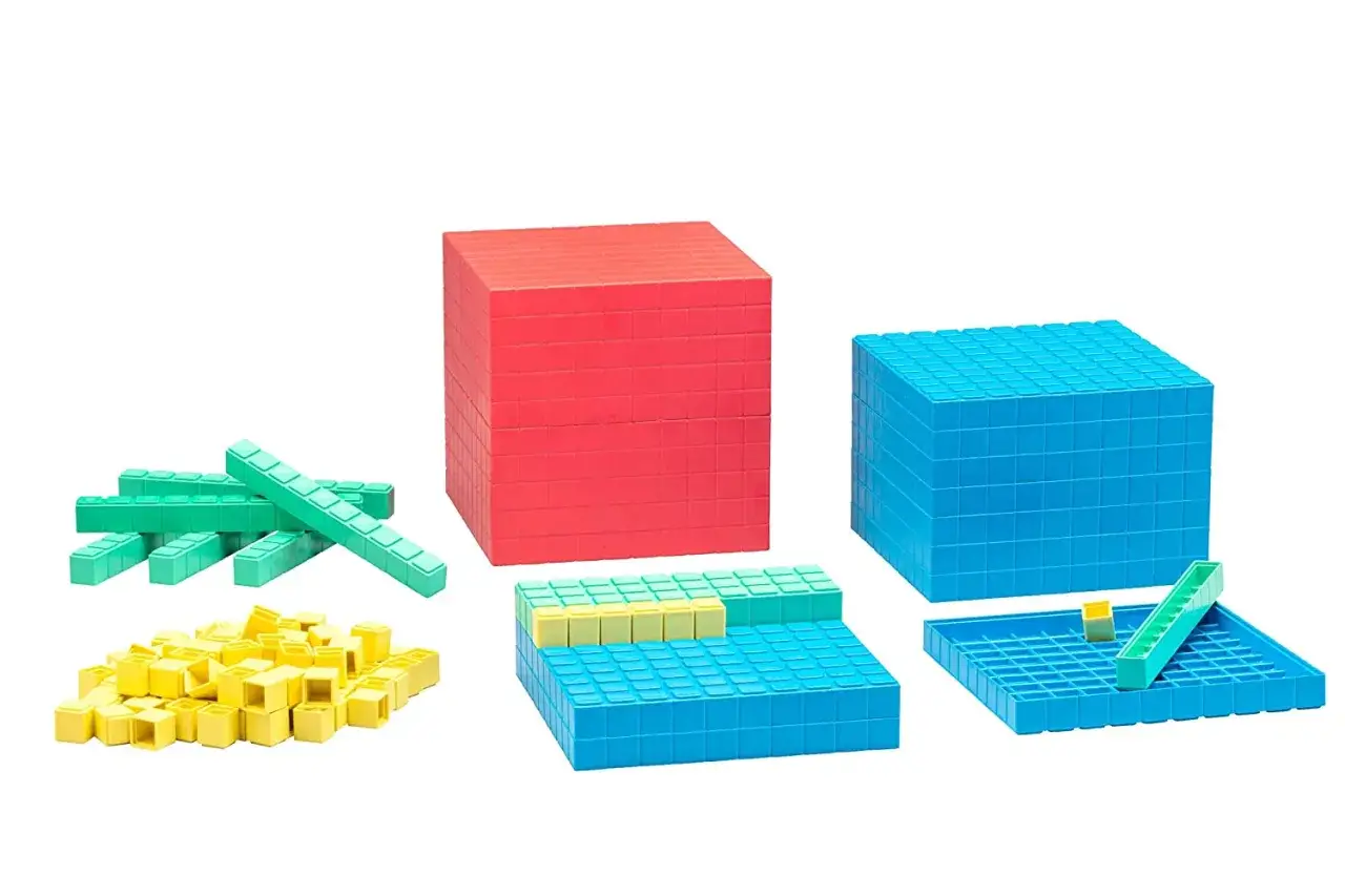 Bloques de construcci&oacute;n para aprender matem&aacute;ticas: fichas decenas y unidades, cubos de 1000, 100 y barras de 10.