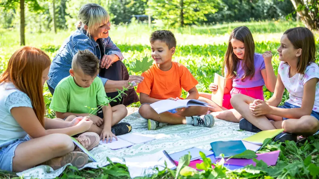 Niños y maestra aprenden sobre la naturaleza para salvar el planeta.