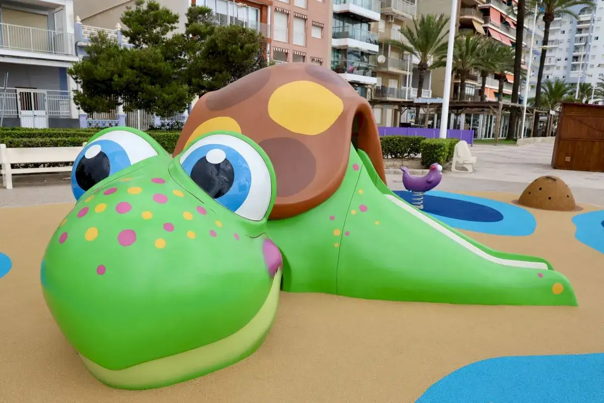 Divertido parque infantil con forma de tortuga en la playa. ¡Ideal para que los niños se deslicen y jueguen!