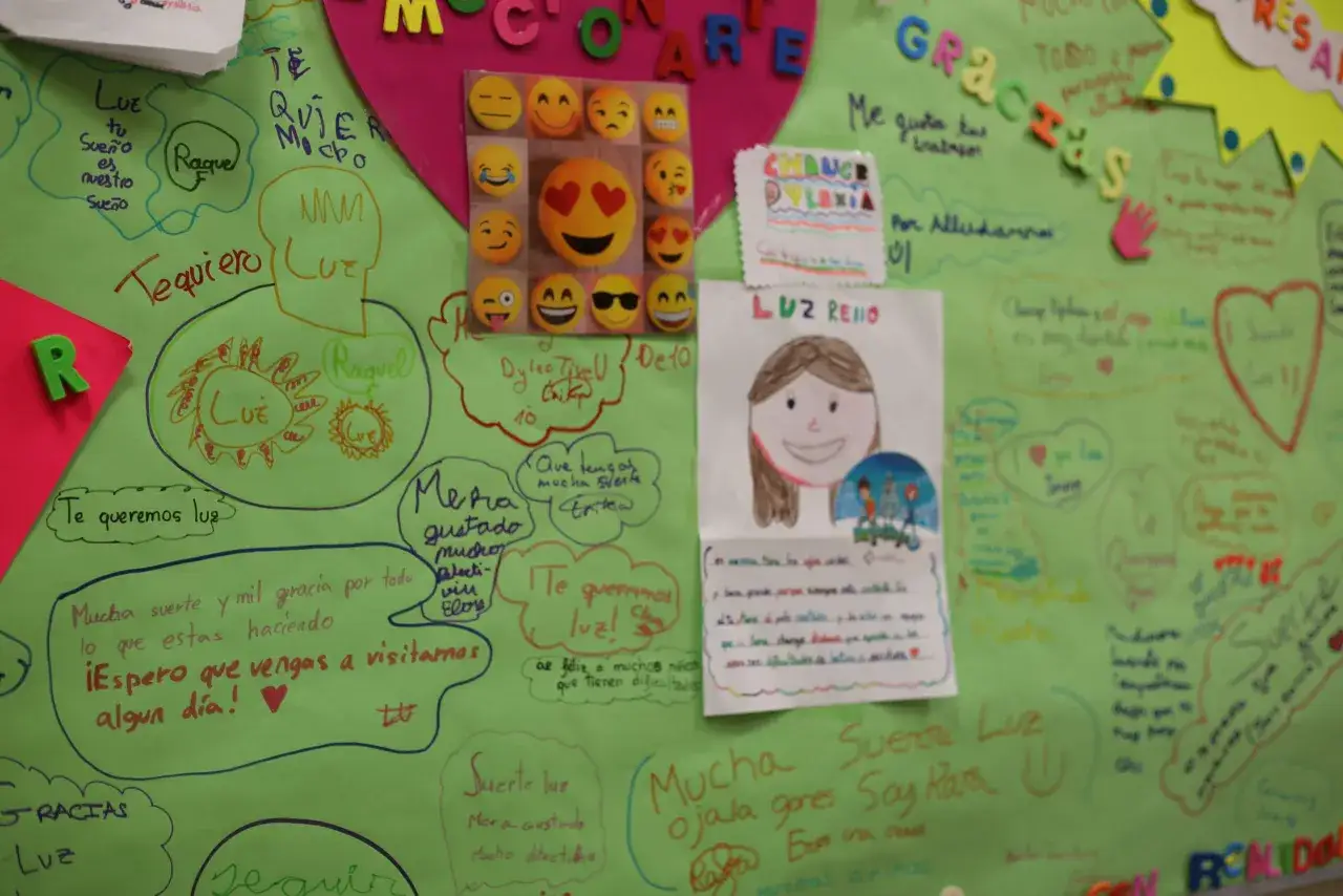 Pizarra con mensajes de apoyo y dibujos, incluyendo un cartel sobre 