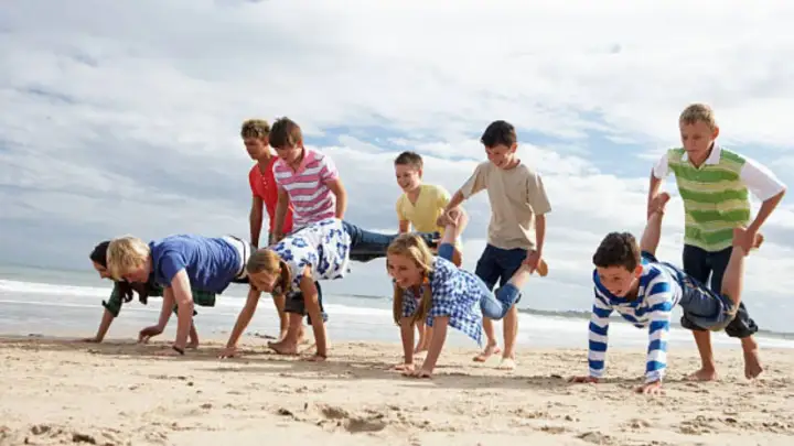 Juegos en la playa sin material - ideas que funcionan de verdad